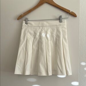 Uniqlo white pleated mini skirt, basically new!!!